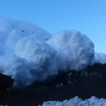 アバランチコントロールといっても目の前でこんなのに遭遇したら焦っちゃう件 Avalanche control near Stewart British Columbia