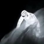 LEDをまとったスノーボーダー、あらキレイ led-snowboarder